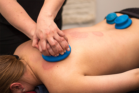Koppning med koppor på ryggen hos Karros Massage